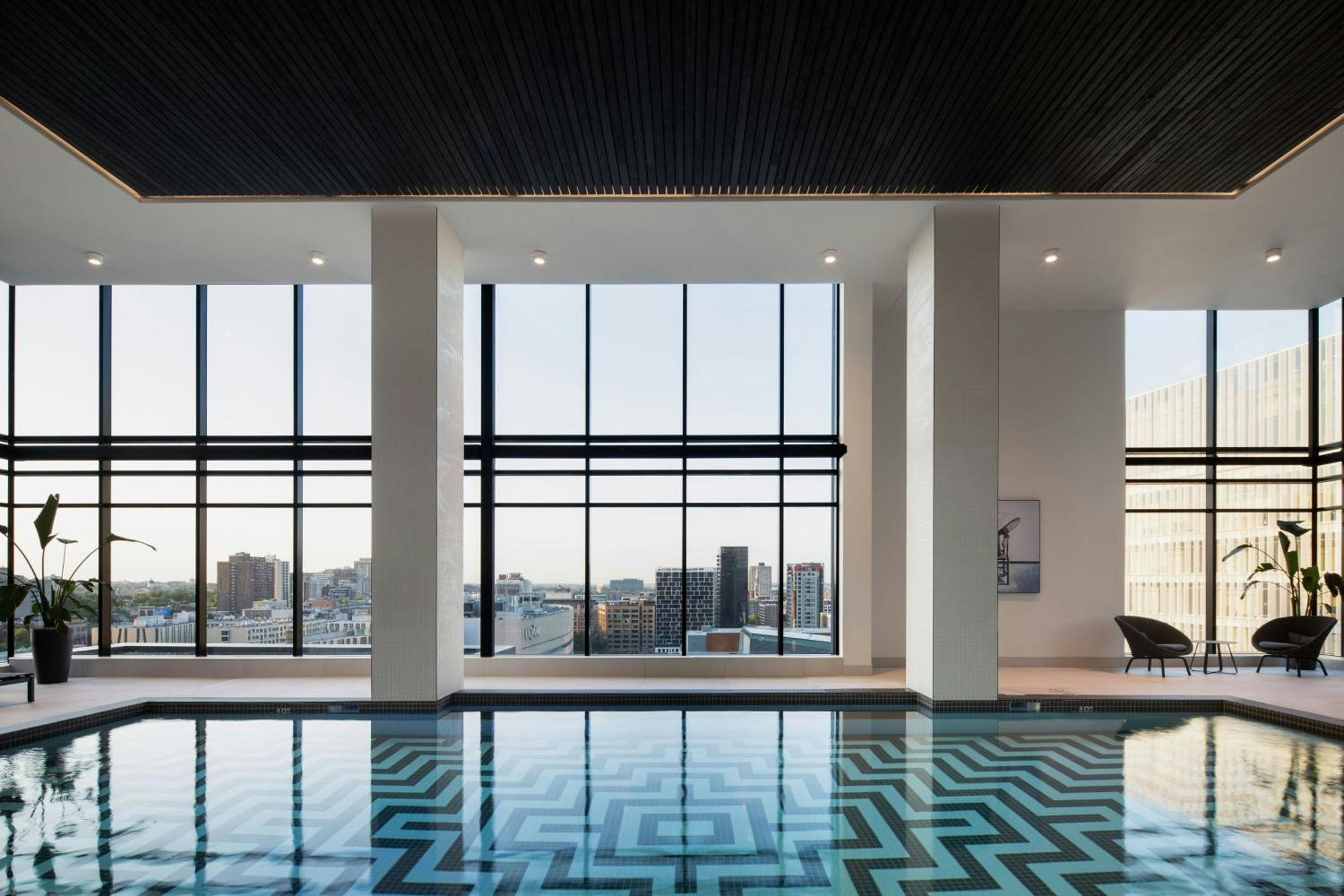 Honeyrose Hotel, Montreal, A Tribute Portfolio Hotel Eksteriør billede The pool at the 25th floor