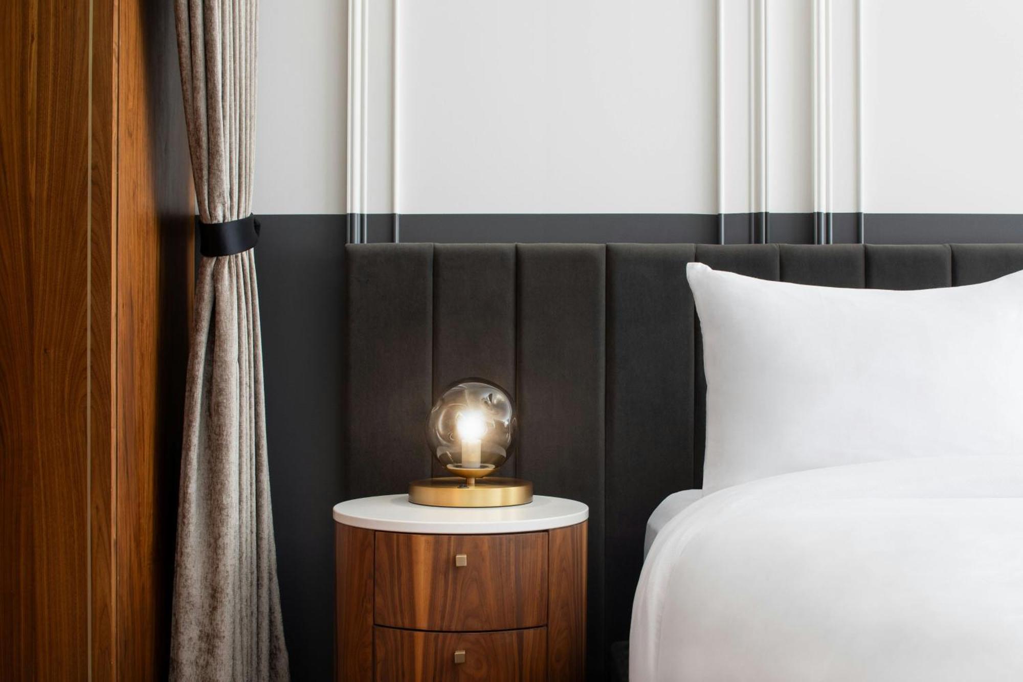 Honeyrose Hotel, Montreal, A Tribute Portfolio Hotel Eksteriør billede A bedside table