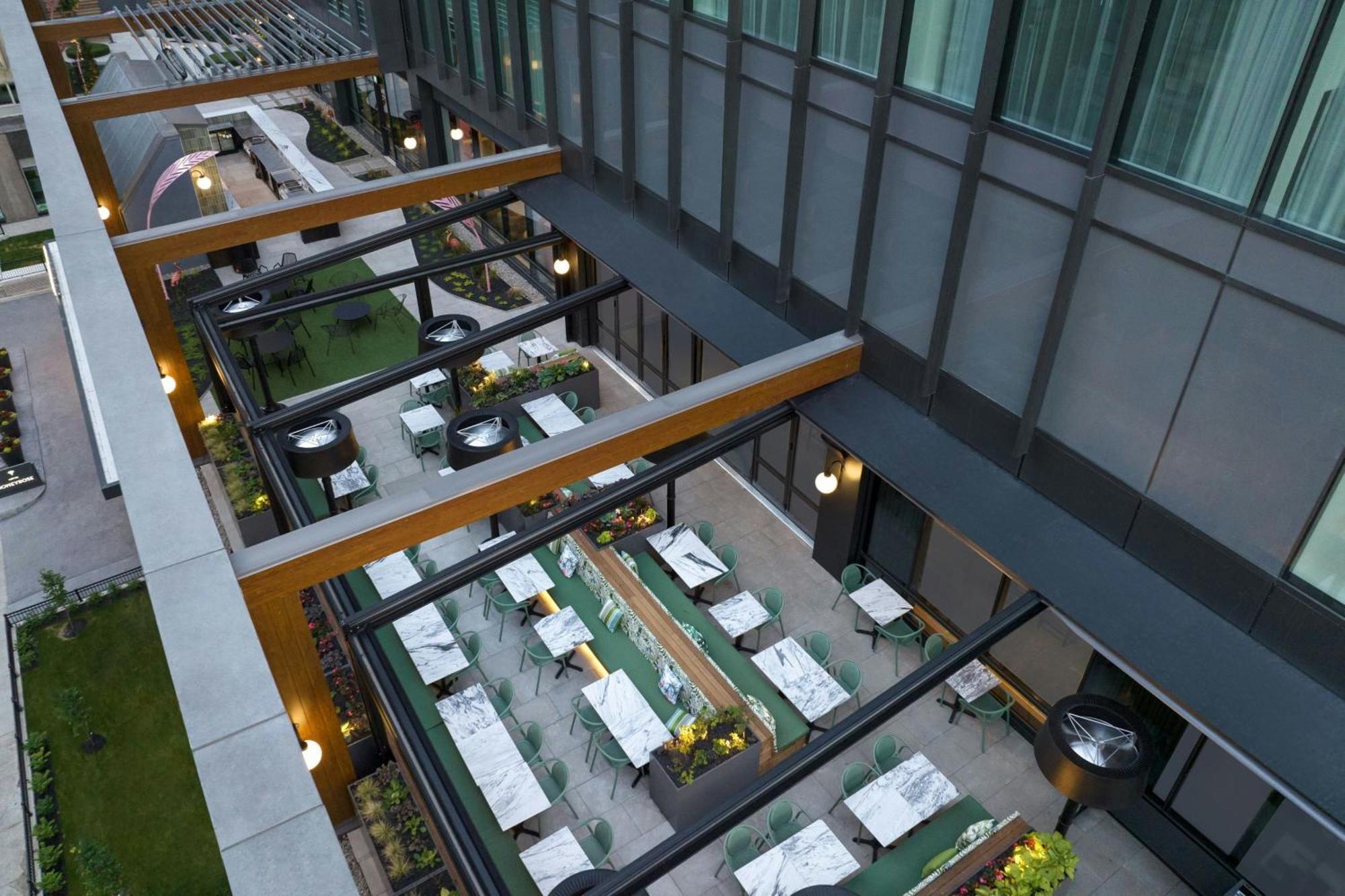 Honeyrose Hotel, Montreal, A Tribute Portfolio Hotel Eksteriør billede The outdoor dining area at the hotel